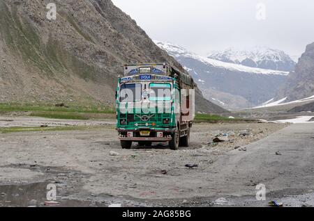 Truck parkte am Straßenrand von Srinagar - LEH Highway irgendwo in der Nähe Von Dras, Ladakh, Indien Stockfoto