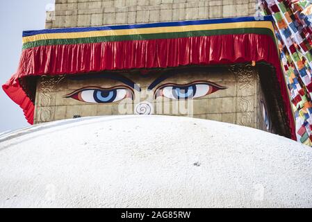 Nahaufnahme eines Gebäudes mit Augen, die darauf gemalt sind Stockfoto