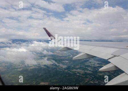 Wunderschöne grüne Landschaft in Kashmiri, vom Flugzeugfenster aus gesehen, während Sie vom Flughafen Srinagar aus nach Delhi fahren. Stockfoto