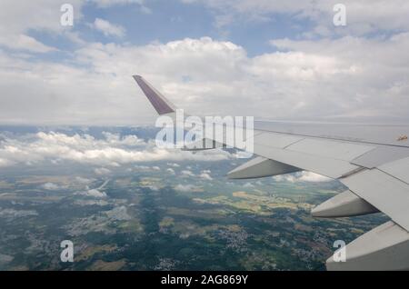 Wunderschöne grüne Landschaft in Kashmiri, vom Flugzeugfenster aus gesehen, während Sie vom Flughafen Srinagar aus nach Delhi fahren. Stockfoto