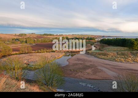 Blick nach unten vom roten Schloss über den Lunan River und der zugehörigen angeschwemmten sand Banken unter den Feldern und Hügeln von Angus. Stockfoto