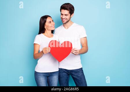 Porträt Seiner er ihr, daß sie schöne attraktive Bezaubernd, charmantes Art sorgfältige Heiter Heiter Paar hält in den Händen großes Herz Jubiläum isoliert auf Stockfoto