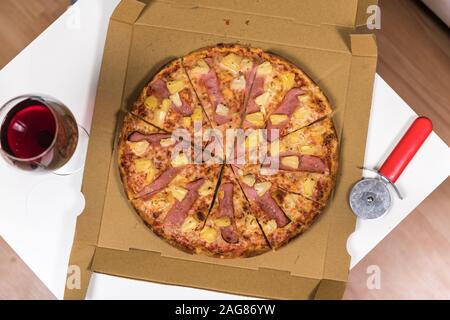 Frische, hausgemachte Pizza Hawaii auf einem modernen Tabelle (Ansicht von oben) Stockfoto