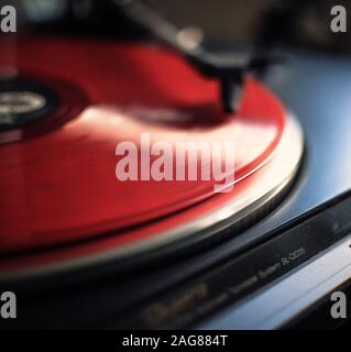 Nahaufnahme eines alten Vinyls auf einem Grammophon, aufgenommen in Warschau, Polen Stockfoto