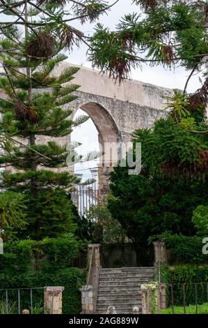 Botanische Gärten, Coimbra, Portugal. Sao Sebastiao Aquädukt im Hintergrund Stockfoto