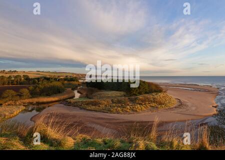 Der Mund der Lunan Wasser, mit den Windungen des Flusses sanft in die Nordsee an der Ostküste von Schottland, die auf einem für den Dezember Morgen. Stockfoto