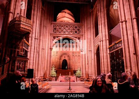 Die Kathedrale von Canterbury mit Weihnachtsbäumen verändern in Kent County uk Dezember 2019 Stockfoto