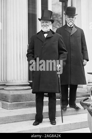 Vintage Foto von Scottish - amerikanische Industrieller und Philanthrop Andrew Carnegie (1835 - 1919) und, hinter und rechts von ihm, US-amerikanischer Bankier und Politiker Theodore P Gilman (1841 - 1930). Foto um 1914 von Harris & Ewing. Stockfoto