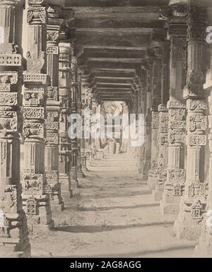 Felice Beato (1832 - 1909) - Innenraum der Hindu Tempel in Kootub 6821277 Stockfoto