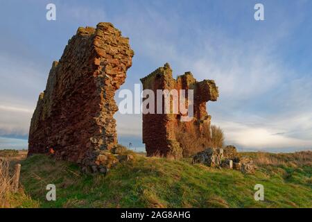 Der östlichen Ringmauer und der Rote Burg Ruinen in Lunan Bucht halten, fangen die Sonne ein, wie sie auf dem Dezember Morgen steigt Stockfoto