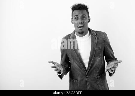Junge Bartgeier afrikanischen Mann denim Jacket gegen weißen Hintergrund Stockfoto