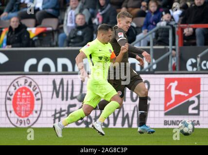 Von links nach rechts: Sebastian Mrowca (WI), Viktor Gyoekeres (Gyv? Keres, PAULI), Duellen, Aktion, Fußball 2. Fussballbundesliga, 17. Spieltag, Spieltag 17, FC St. Pauli Hamburg Hamburg (Pauli) - SV Wehen Wiesbaden (WI) 3:1, am Dezember 14, 2019 in Hamburg/Deutschland. DFL VERORDNUNGEN PROHIBT JEDE VERWENDUNG VON Fotografien als BILDSEQUENZEN UND/ODER QUASI-VIDEO. vǬ | Verwendung weltweit Stockfoto