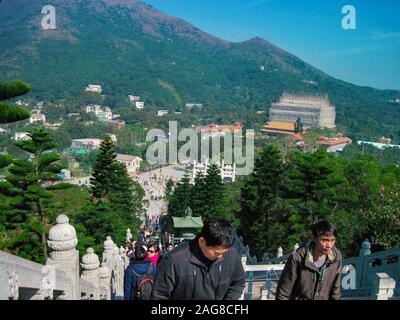 Hong Kong, Januar, 2013 - Panorama Ansicht von Ngong Ping auf der Insel Lantau. Die Menschen sind zu Fuß hinauf zum Big Buddha Statue. Die Berge und das Dorf Stockfoto