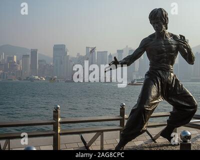 Hong Kong, Januar, 2013 - Bruce Lee Statue auf der Avenue der Stars im Victoria Harbour Waterfront. Hong Kong Film star und Martial Artist Stockfoto