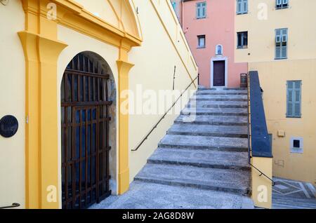 Saint Michel Schritte & bunte traditionelle Architektur in der Altstadt oder historischen Bezirk Alpes-Martimes Menton Frankreich Stockfoto