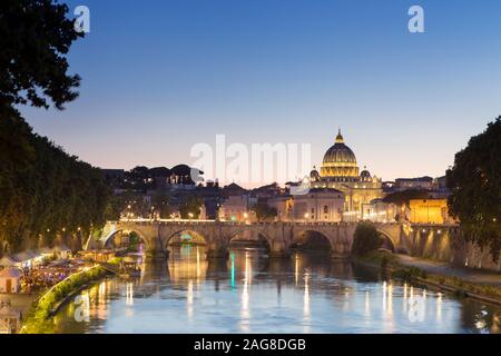 St Peter's Basilica und Ponte Sant Angelo in der Dämmerung, Rom, Italien Stockfoto