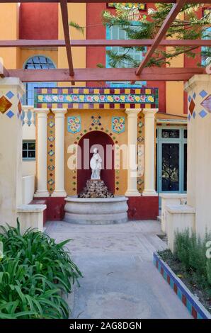 Bunte Pergola, neoklassischen Skulptur und Brunnen in der Villa Fontana Rosa Garten oder Gärten Menton Alpes-Maritimes Frankreich Stockfoto