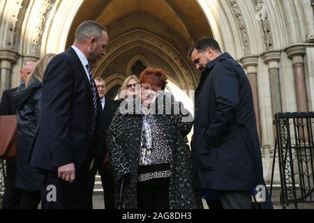 Sarah-Jane Jung (Mitte), die Tochter von Lance Corporal Junge, ein Opfer der Hyde Park Bombardierung, außerhalb der High Court in London, nach den Familien der Hyde Park Bombardierung Opfer der ersten Phase der High Court Schäden gewonnen Anspruch gegen Verdächtige John Downey. Stockfoto