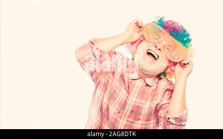 Man älteren bärtigen fröhliche Person tragen bunte Perücke und Sonnenbrille. Spaß haben. Lustige Lebensstil. Spaß und Unterhaltung. Comic Großvater Konzept. Netter Witz. Opa immer Spaß. Ältere Clown. Stockfoto
