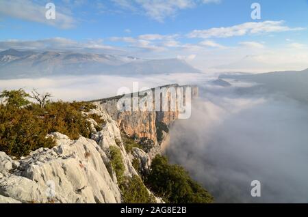 Dramatische neblige Landschaft mit der Escalès Klippen im Verdon Gorge Nature Reserve Alpes-de-Haute-Provence Provence Frankreich Stockfoto