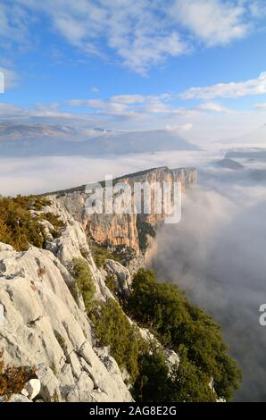 Dramatische neblige Landschaft mit der Escalès Klippen im Verdon Gorge Nature Reserve Alpes-de-Haute-Provence Provence Frankreich Stockfoto