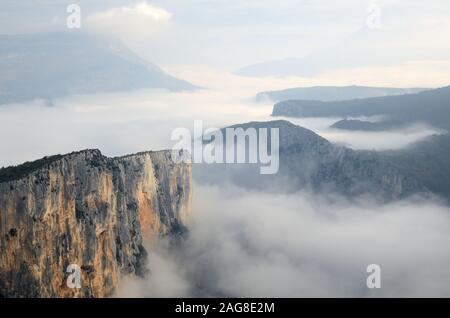 Dramatische neblige Landschaft mit der Escalès Klippen im Verdon Gorge Nature Reserve Alpes-de-Haute-Provence Provence Frankreich Stockfoto