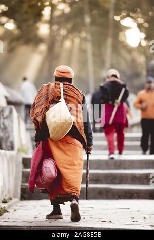 Vertikale Aufnahme einer älteren Person in Hindu-Roben mit Ein unscharfer Hintergrund Stockfoto