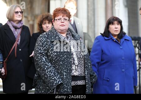 Sarah-Jane Jung (Mitte), die Tochter und der Lance Corporal Junge, ein Opfer der Hyde Park Bombardierung, außerhalb der High Court in London, nach den Familien der Opfer der ersten Phase der High Court Schäden gewonnen Anspruch gegen Verdächtige John Downey. Stockfoto