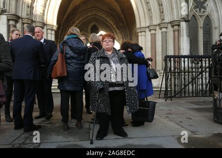 Sarah-Jane Jung (Mitte), die Tochter und der Lance Corporal Junge, ein Opfer der Hyde Park Bombardierung, außerhalb der High Court in London, nach den Familien der Opfer der ersten Phase der High Court Schäden gewonnen Anspruch gegen Verdächtige John Downey. Stockfoto