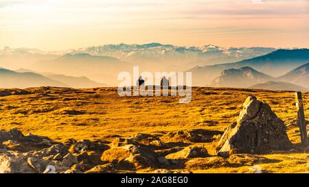 Zwei Personen genießen Blick auf die felsigen Berge von Schockl in der Steiermark Graz. Stockfoto