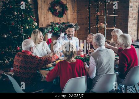 Foto der vollen großen Familientreffen sitzen Tisch erzählen Toasts x-mas Party multi-Generation acht Mitglieder in Neujahr eingerichteten Wohnzimmer zuhause Stockfoto