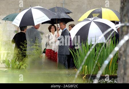 Seine königliche Hoheit Prinz von Wales stellte bei seinem Besuch im Museum der Walisischen Leben, St Ffagans, Cardiff heute (Dienstag, 29/7/03). Dieser Besuch bildet Teile des Fürsten vier Tag jährliche Sommer Besuch in Wales. Der Prinz bleibt trocken als die Himmel offen während seiner Tour der Italienischen Garten, in dem er offiziell eröffnet. Stockfoto