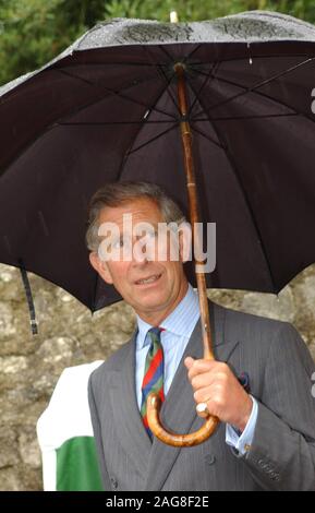 Seine königliche Hoheit Prinz von Wales stellte bei seinem Besuch im Museum der Walisischen Leben, St Ffagans, Cardiff heute (Dienstag, 29/7/03). Dieser Besuch bildet Teile des Fürsten vier Tag jährliche Sommer Besuch in Wales. Der Prinz bleibt trocken als die Himmel offen während seiner Tour der Italienischen Garten, in dem er offiziell eröffnet. Stockfoto