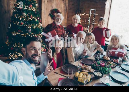 Selbstportrait Foto von Nizza fröhliche große volle Familie Ausgaben eve noel Essen hausgemachte Brunch sharing Geschenk Tradition mit v-Zeichen in der modernen Stockfoto