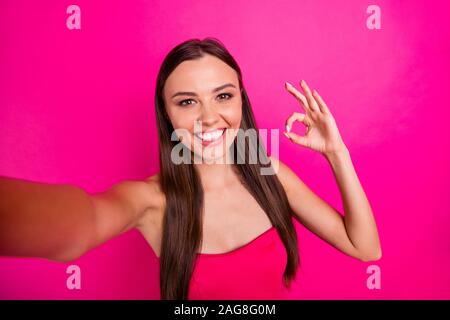 Self-portrait von ihr, daß sie schön - attraktive Schöne wunderschöne Inhalt Heiter Heiter froh, langhaarige Mädchen mit OK-Zeichen isoliert auf hellen suchen Stockfoto