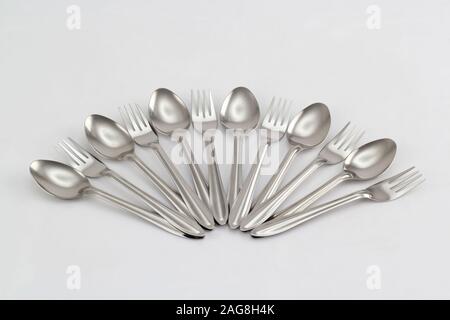 Küchenutensilien Set aus Edelstahl Löffel und Gabeln auf weißem Hintergrund Stockfoto
