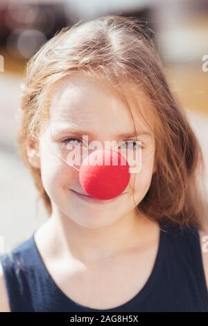 Porträt eines kleinen Mädchens mit einem Clown Nase Stockfoto