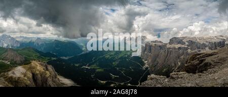 Panoramablick auf die Gipfel des Langkofel Gruppe, Langkofelgruppe, vom Plateau Sass Pordoi, dunkle Gewitterwolken, die sich in Stockfoto