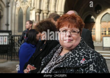 Sarah-Jane Jung (Mitte), die Tochter und der Lance Corporal Junge, ein Opfer der Hyde Park Bombardierung, außerhalb der High Court in London, nach den Familien der Opfer der ersten Phase der High Court Schäden gewonnen Anspruch gegen Verdächtige John Downey. Stockfoto