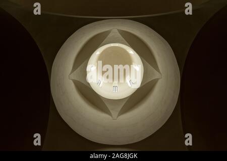 Einer kirche kuppel beleuchtet durch die Fenster. Es hat geometrische Formen und Bögen. Stockfoto