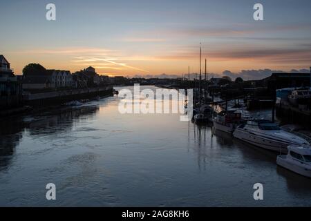 Morgen Sonnenaufgang den Fluss Arun Littlehampton mit Yachten und Boote im Vordergrund, eine ruhige und friedliche Szene. Stockfoto