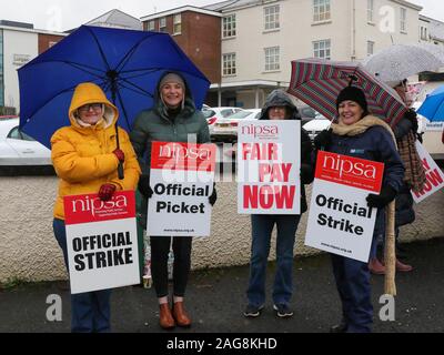 Lurgan Krankenhaus, Grafschaft Armagh, Nordirland, Großbritannien. 18. Dez 2019. Streik von der königlichen Hochschule der Krankenpflege, UNISON, Vereinen und NIPSA hat zu größeren Störungen zu allen gesundheitlichen und sozialen Dienstleistungen über Nordirland geführt. Schätzungsweise 15000 + Krankenschwestern (RCN und Unison) waren heute Streik für 12 Stunden. Der Streik hat enorme Auswirkungen auf die Termine, Behandlung, Verfahren und Diensten im Gesundheits- und Sozialwesen in Nordirland. Streiks in Lurgan. Quelle: David Hunter/Alamy Leben Nachrichten. Stockfoto