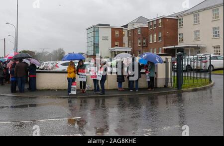 Lurgan Krankenhaus, Grafschaft Armagh, Nordirland, Großbritannien. 18. Dez 2019. Streik von der königlichen Hochschule der Krankenpflege, UNISON, Vereinen und NIPSA hat zu größeren Störungen zu allen gesundheitlichen und sozialen Dienstleistungen über Nordirland geführt. Schätzungsweise 15000 + Krankenschwestern (RCN und Unison) waren heute Streik für 12 Stunden. Der Streik hat enorme Auswirkungen auf die Termine, Behandlung, Verfahren und Diensten im Gesundheits- und Sozialwesen in Nordirland. Streiks in Lurgan. Quelle: David Hunter/Alamy Leben Nachrichten. Stockfoto