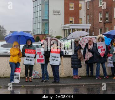 Lurgan Krankenhaus, Grafschaft Armagh, Nordirland, Großbritannien. 18. Dez 2019. Streik von der königlichen Hochschule der Krankenpflege, UNISON, Vereinen und NIPSA hat zu größeren Störungen zu allen gesundheitlichen und sozialen Dienstleistungen über Nordirland geführt. Schätzungsweise 15000 + Krankenschwestern (RCN und Unison) waren heute Streik für 12 Stunden. Der Streik hat enorme Auswirkungen auf die Termine, Behandlung, Verfahren und Diensten im Gesundheits- und Sozialwesen in Nordirland. Streiks in Lurgan. Quelle: David Hunter/Alamy Leben Nachrichten. Stockfoto