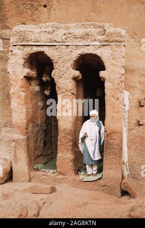 LALIBELA, Äthiopien, ab 1. Mai. 2019, Orthodoxe Christliche äthiopische Mönch hinter Lalibela Kirche bete Maryam Alem am 1. Mai. 2019 in Lalibela, Äthiopien Stockfoto