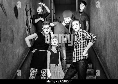 Ein Team von Merry mimen über eine Leiter Plattform fotografiert. Stockfoto