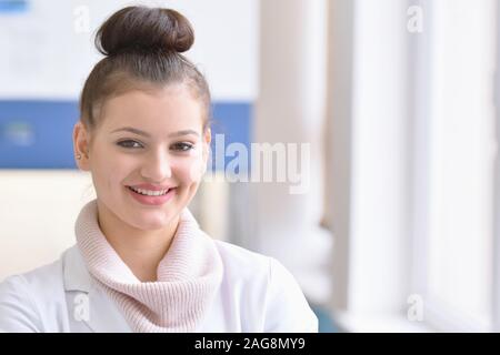 Junge weibliche männliche Wissenschaftler in einem Labor Forschung tun, mikrobiologische Analyse, Medizin. Weibliche Wissenschaftler denken, schauen und Smilling in c Stockfoto