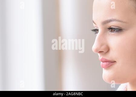 Junge weibliche männliche Wissenschaftler in einem Labor Forschung tun, mikrobiologische Analyse, Medizin. Weibliche Wissenschaftler denken, schauen und Smilling in c Stockfoto