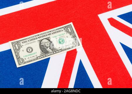 US $ 1 Banknoten/Rechnungen & Union Jack. Für US-Dollarkurs Konzept, USA Wirtschaft, USA Großbritannien exportiert, US UK Zahlungsbilanz, uns Geld. Stockfoto