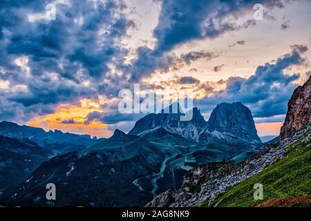 Blick auf die bergige Dolomiti Landschaft und den Gipfeln der Langkofel Gruppe, Langkofelgruppe bei Sonnenuntergang von einem Hügel über Pordoi Pass, Passo Pordoi Stockfoto